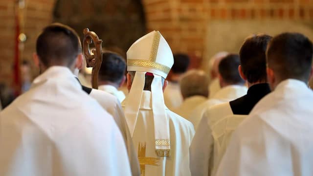 Fundusz kościelny kto płaci? Poznaj źródła finansowania i koszty